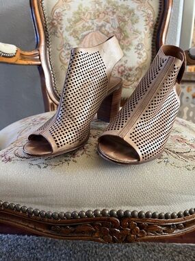 City classified sandals